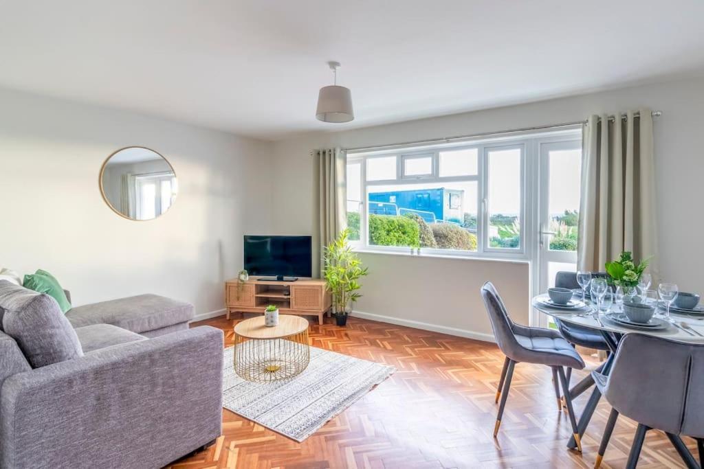 Spacious Sea View 2 Bedroom Sleeps 6-Free Parking 본머스 외부 사진