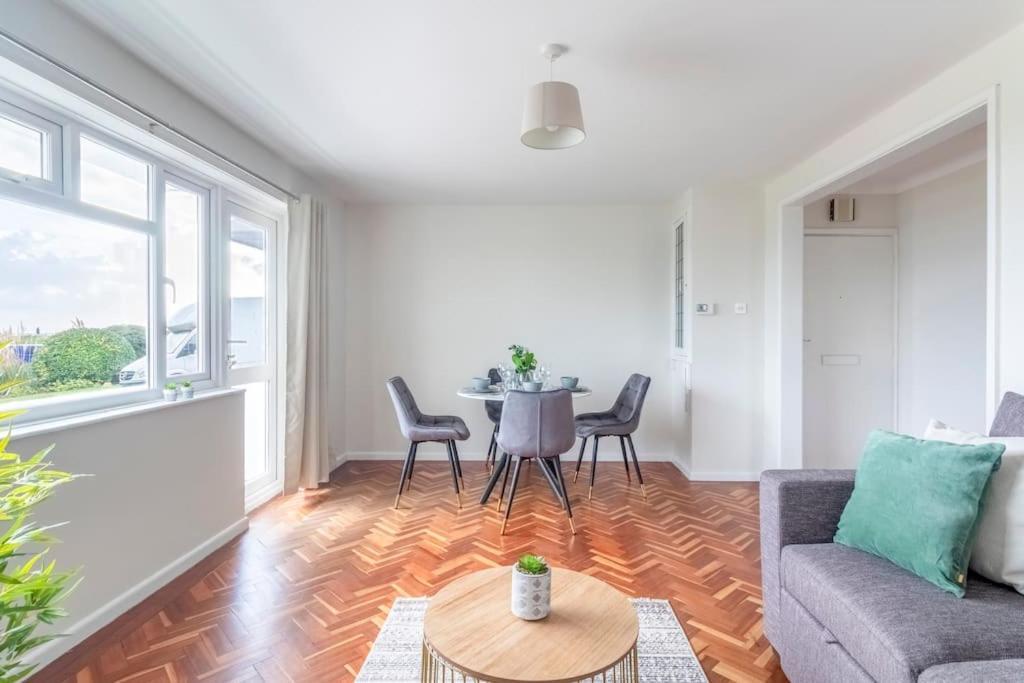 Spacious Sea View 2 Bedroom Sleeps 6-Free Parking 본머스 외부 사진