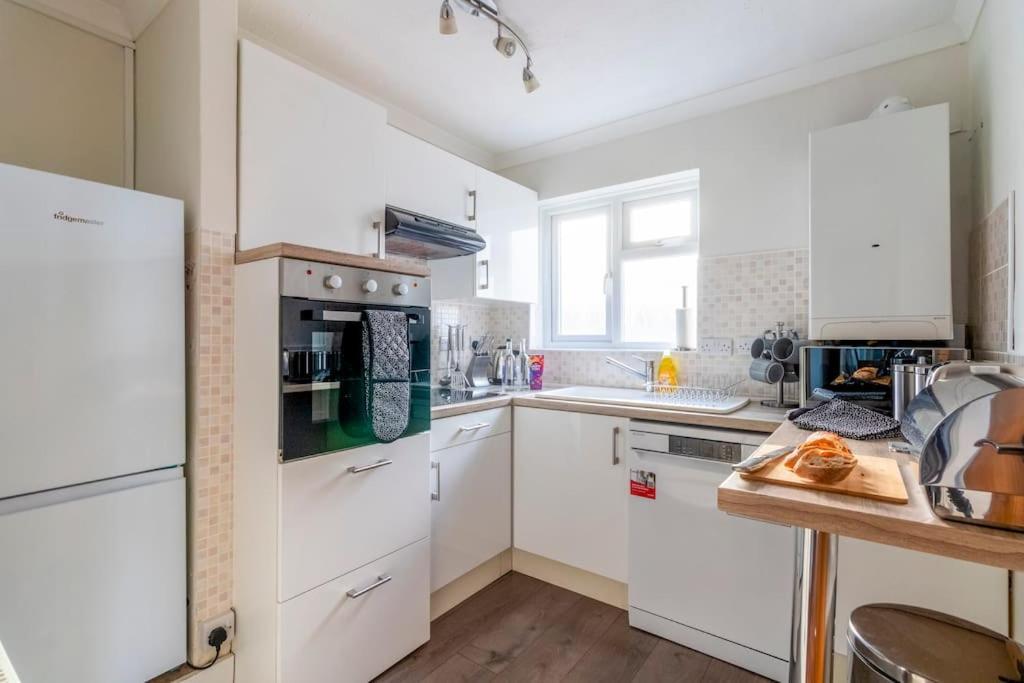 Spacious Sea View 2 Bedroom Sleeps 6-Free Parking 본머스 외부 사진
