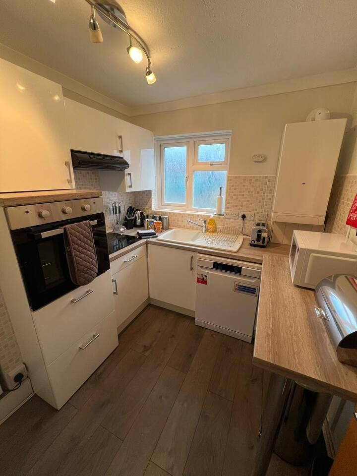 Spacious Sea View 2 Bedroom Sleeps 6-Free Parking 본머스 외부 사진